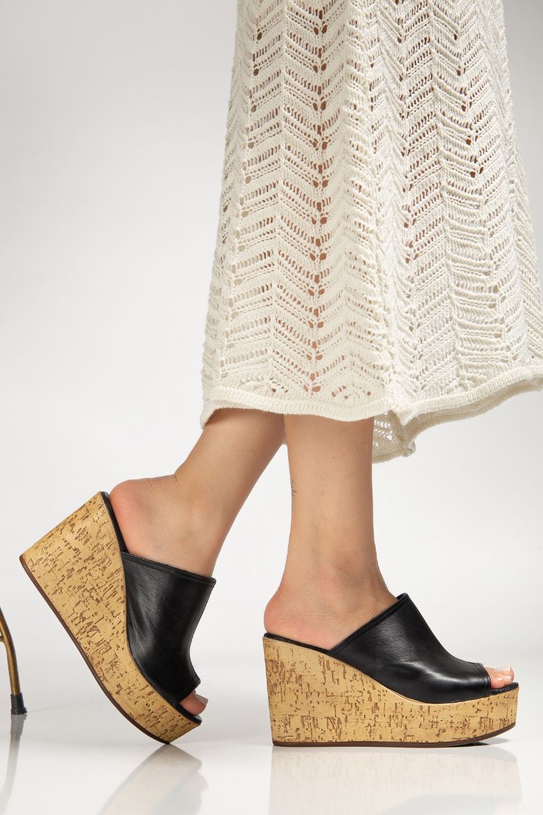 Hakiki Deri 34-35-36-37-38-39-40 Numara Doğal Mantar Görünümlü Kadın Terlik Siyah resmi