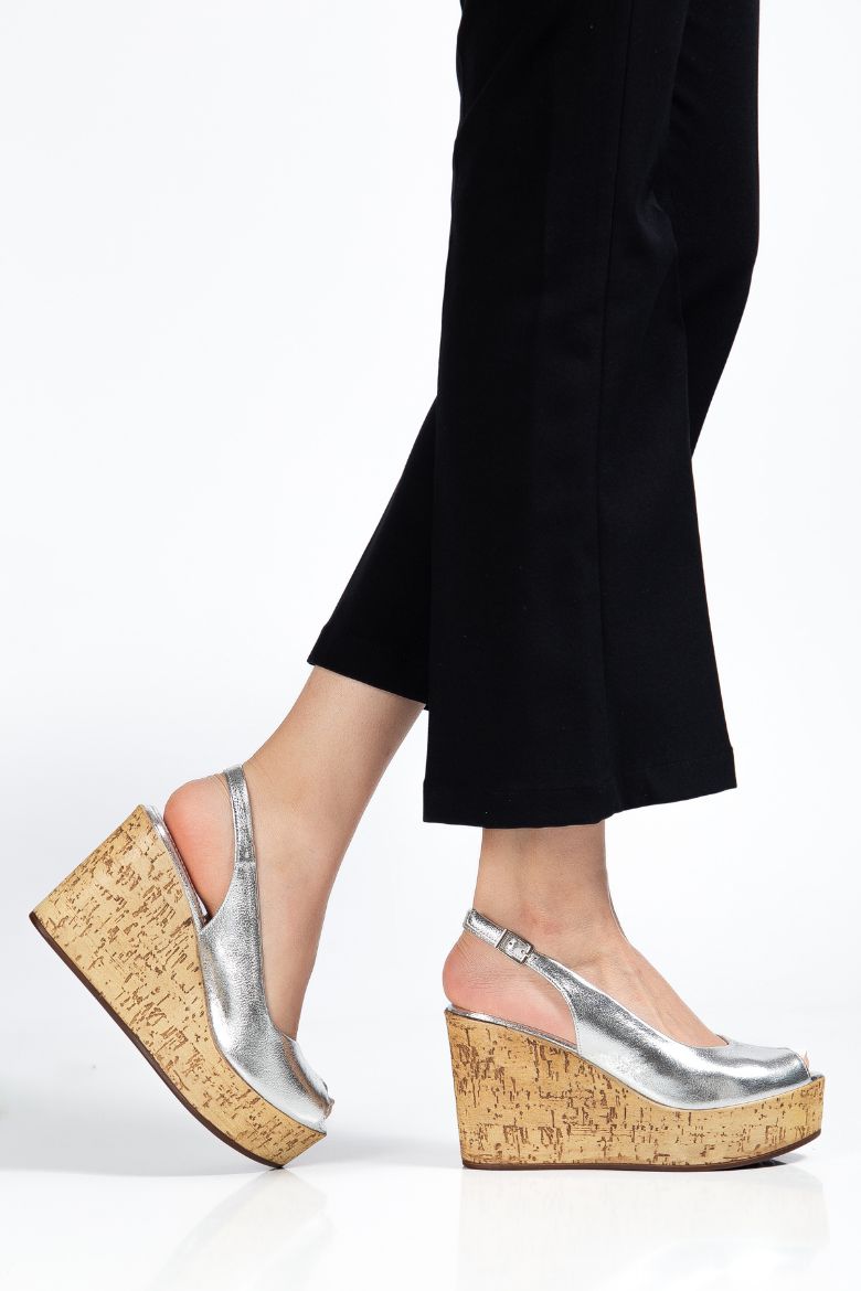 Hakiki Deri 34-35-36-37-38-39-40 Numara Doğal Mantar Görünümlü Kadın Sandalet Gümüş resmi