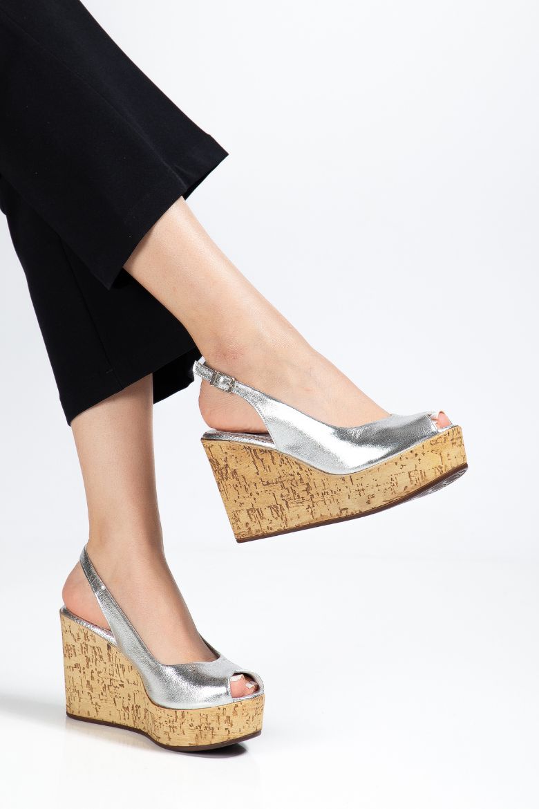 Hakiki Deri 34-35-36-37-38-39-40 Numara Doğal Mantar Görünümlü Kadın Sandalet Gümüş resmi