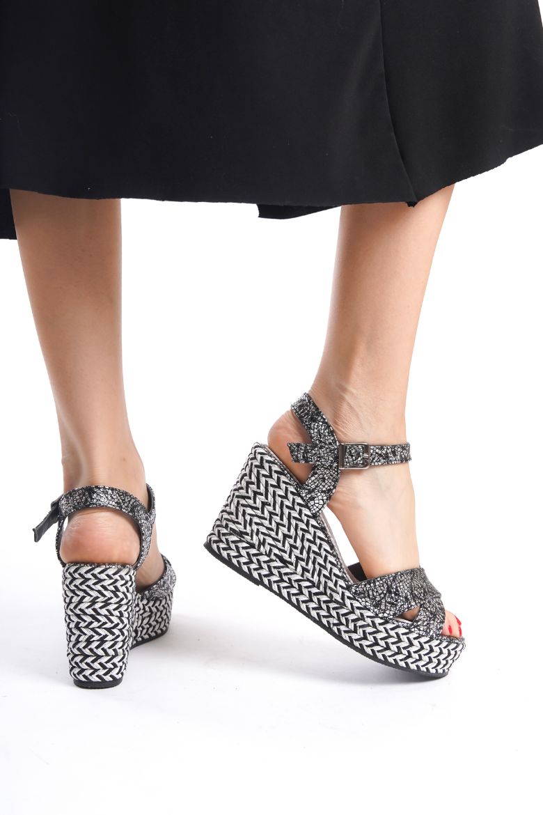 Hakiki Deri Topuklu Kadın Sandalet 34-35-41-42-43-44 Numara siyah yaldız yılan resmi